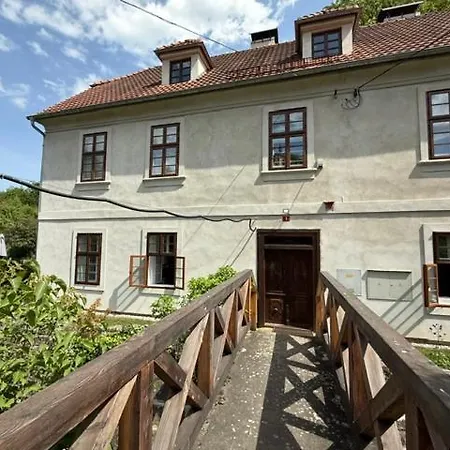Kamenny Dum S Vyhledem Na Zamek 20km Od Prahy Nizbor